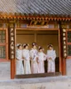 Grupo de chinas posando con los trajes tradicionales en el Palacio de Verano