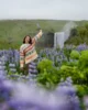 Skógafoss en verano repleta de lupines