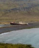 Restos del barco Garðar BA 64 varado en la playa
