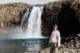 Cascada Fossfjörður con arcoíris incluido justo al lado de la carretera