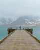 Davi flipando con el color del agua incluso nublado en el muelle Önundarfjörður