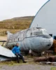 Davi junto a los restos de un avión en la entrada del museo Hnjótur