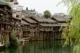 Casas sobre pilones de madera en el río Tuojiang
