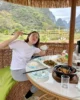 Disfrutando de la comida local con vistas durante nuestra ruta en moto por Yangshuo