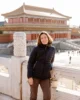 Eri posando en la Ciudad Prohibida sin el traje tradicional