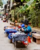 Mujeres de la etnia miao vendiendo artesanías en Fenghuang