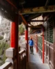 Davi recorriendo un corredor colgante de un templo en Mianshan