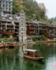Vista de la pagoda Wanming en Fenghuang desde el río