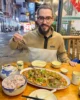 Davi listo para probar el pescado a la cerveza, el plato más típico de Yangshuo