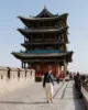 Eri frente a la torre de la puerta norte de la Muralla de Pingyao