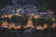 La aldea de Zhaoxing iluminada al atardecer (Foto: Trip.com)