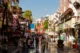 Calle Zhengyang por la tarde con algo de movimiento