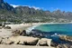 La playa de Camps Bay con los 12 Apóstoles al fondo